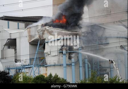 Ein Blick auf einen Teil des Kraftstation Ferrybridge in der Nähe von Knottingley, der in Flammen steht. Stockfoto