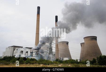 Ein Blick auf einen Teil des Kraftstation Ferrybridge in der Nähe von Knottingley, der in Flammen steht. Stockfoto