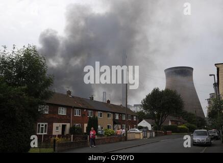 Feuer im Kraftwerk Ferrybridge C Ein Blick auf einen Teil des Kraftstation Ferrybridge in der Nähe von Knottingley, der in Flammen steht. Stockfoto