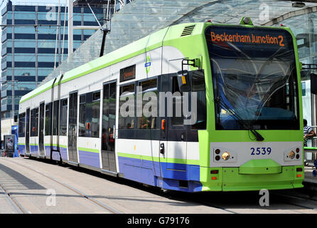 Eine Tramlink-Straßenbahn hält an der Haltestelle East Croydon in Croydon, Surrey. Stockfoto