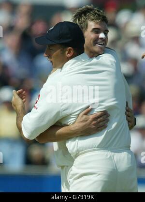 England Bowler James Anderson gratuliert Kapitän Nasser Hussain (links) zu einem Tauchfang, um Simbabwes Andy Blignaut während Simbabwes zweiter Innings am dritten Tag des zweiten npower Test Spiels am Flussufer in Chester Le Street, Grafschaft Durham, zu entfernen. England besiegte Simbabwe durch ein Innings und 69 Runs. Stockfoto