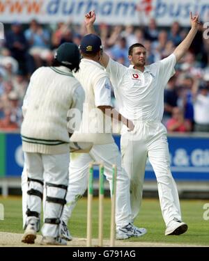 Der englische Steve Harmion (rechts) feiert, nachdem er Douglas Hondo während Simbabwes zweiter Innings am dritten Spieltag abgesetzt hat, um das zweite n-Power-Testspiel zwischen England und Simbabwe auf dem Riverside Ground in der Chester-le-Street zu gewinnen. Stockfoto