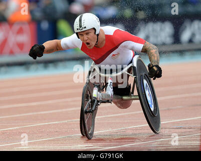 Der englische David Weir feiert den Sieg des Männer-para-Sport 1500 m T54 im Hampden Park, während der Commonwealth Games 2014 in Glasgow. Stockfoto