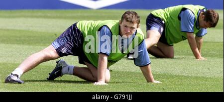 Die Engländer Wayne Rooney (links) und Michael Owen wärmen sich während eines Trainings im Rockcliffe Park in Darlington vor dem EM 2004-Qualifikationsspiel gegen die Slowakei im Riverside Stadium in Middlesbrough auf. Stockfoto