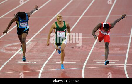 Der Südafrikaner Cornel Fredericks (Mitte) gewinnt weiter, vor den zweitplatzierten Trinidad und Tobagos Jehue Gordon (rechts) und Bahamas Jeffery Gibson (links) beim 400-m-Hürdenfinale der Männer im Hampden Park während der Commonwealth Games 2014 in Glasgow. Stockfoto