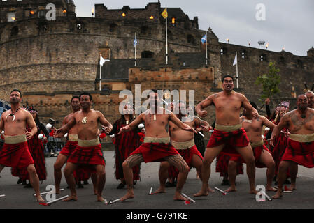 Neuseeländische Tänzer treten im Edinburgh Castle während einer Generalprobe für das Royal Edinburgh Military Tattoo auf. Stockfoto