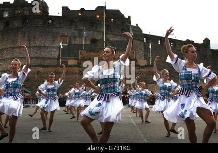 Highland-Tänzer treten im Edinburgh Castle während einer Generalprobe für das Royal Edinburgh Military Tattoo auf. Stockfoto