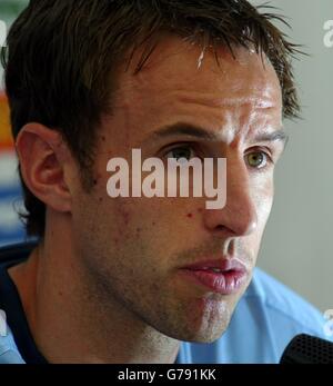 England-Verteidiger Gareth Southgate spricht mit den Medien während einer Pressekonferenz im Team-Hotel in Darlington, vor der EM 2004 Qualifikation gegen die Slowakei im Riverside Stadion in Middlesbrough. Stockfoto