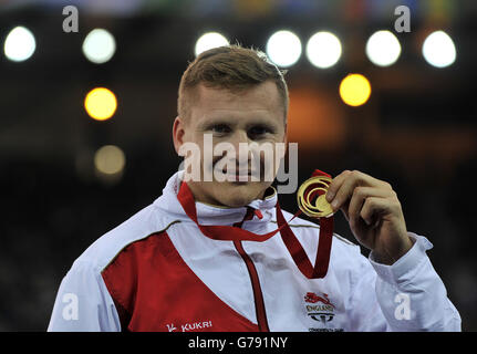 Der englische David Weir feiert mit seiner Goldmedaille, nachdem er während der Commonwealth Games 2014 in Glasgow den 1500 m langen Sport T54 der Männer im Hampden Park gewonnen hat. Stockfoto