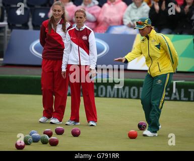 Die Engländerin Sophie Tolchard und Ellen Falkner sehen sich während des Dreiermatches der Frauen gegen Australien im Kelvingrove Lawn Bowls Center während der Commonwealth Games 2014 in Glasgow einen Schuss an. Stockfoto