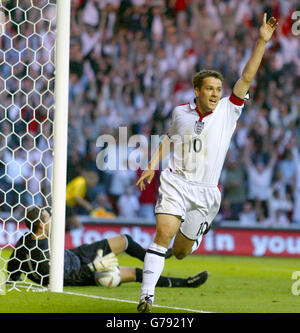 Der Engländer Michael Owen feiert sein zweites Tor gegen die Slowakei während der Qualifikation zur EM 2004 im Riverside Stadium, Middlesbrough. Stockfoto