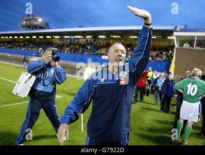 Nordirland-Manager Sammy McIlroy begrüßt die Menge nach einer standing Ovation, als sein Team Spanien zu einem Unentschieden im Windsor Park in Belfast, Nordirland, ausführte. Stockfoto