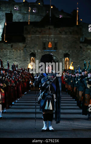 Bandmitglieder treten bei einer Generalprobe für das Royal Edinburgh Military Tattoo im Edinburgh Castle auf. Stockfoto
