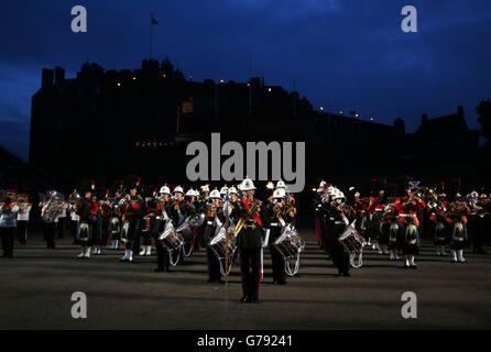 Bandmitglieder treten bei einer Generalprobe für das Royal Edinburgh Military Tattoo im Edinburgh Castle auf. Stockfoto