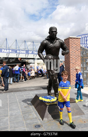 Fußball - Leon Osman Testimonial - Everton gegen FC Porto - Goodison Park. Fans an der William Ralph 'Dixie' Dean-Statue vor dem Goodison Park. Stockfoto