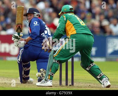 Der Engländer Anthony McGrath fegt beim NatWest-Serienspiel zwischen England und Südafrika im Old Trafford, Manchester, an Wicket-Torwart Mark Boucher vorbei. Stockfoto