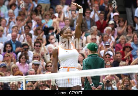 KEIN HANDY. Serena Williams aus den USA winkt ins Center Court-Publikum, nachdem sie Justine Henin-Hardenne aus Belgien mit 6:3/6:2 in ihrem Halbfinale bei den All England Lawn Tennis Championships in Wimbledon besiegt hat. Stockfoto