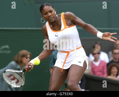 Die Titelverteidigerin Serena Williams im Einsatz gegen ihre Schwester Venus im Damenfinale bei den All England Lawn Tennis Championships in Wimbledon. Stockfoto