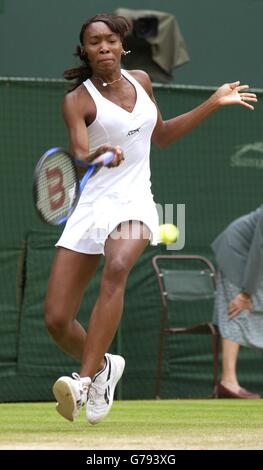 Venus Williams im Einsatz gegen ihre Schwester Serena, die Titelverteidigerin im Damenfinale bei den All England Lawn Tennis Championships in Wimbledon heute Samstag, den 5. Juli 2003. PA Foto: Rebecca Naden. Stockfoto