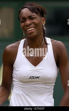 Venus Williams scheint beim Damenfinalspiel gegen ihre Schwester Serena, die Titelverteidigerin bei den All England Lawn Tennis Championships in Wimbledon, Schmerzen zu haben. Stockfoto