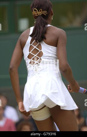 Venus Williams passt das Band auf ihrem linken Bein während des Damen-Finalmatches gegen ihre Schwester Serena an, die Titelverteidigerin bei den All England Lawn Tennis Championships in Wimbledon. Stockfoto