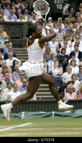 Die Titelverteidigerin Serena Williams im Einsatz gegen ihre Schwester Venus im Damenfinale bei den All England Lawn Tennis Championships in Wimbledon. Stockfoto