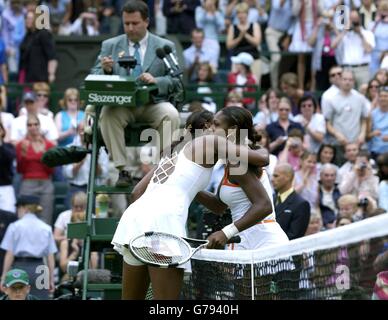 KEIN HANDY. Titelverteidigerin Serena Williams (rechts) umarmt ihre Schwester Venus, nachdem sie das Damenfinale bei den All England Lawn Tennis Championships in Wimbledon gewonnen hat. Endergebnis 4:6/6:4/6:2. Stockfoto