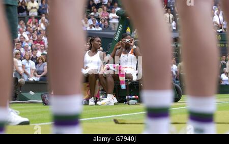 NUR FÜR REDAKTIONELLE ZWECKE, KEINE VERWENDUNG VON MOBILTELEFONEN. Die Wimbledon-Meisterin Serena Williams (rechts) nimmt ein Quellenfoto auf, nachdem sie ihre Schwester Venus im Damenfinale bei den All England Lawn Tennis Championships in Wimbledon besiegt hat. Endergebnis 4:6/6:4/6:2. Stockfoto