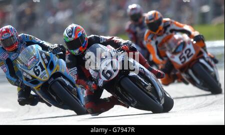 (Nein 67) Shane Byrne gewinnt das zweite Rennen des Tages, gefolgt von (links) 61 John Reynolds und (rechts) 52 James Toseland, um es als britisches Podium in Runde 9 der SBK Superbike-Weltmeisterschaft in Brands Hatch in Kent zu schaffen. Stockfoto