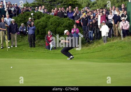 Der Däne Thomas Bjorn verpasst seinen letzten Putt während der vierten Runde der Nissan Irish Open auf dem Golfplatz Portmarnock. Stockfoto