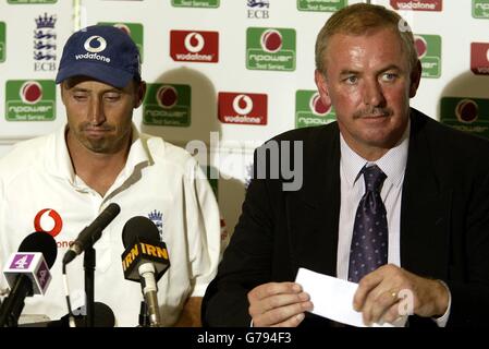 Der englische Nasser Hussain mit dem Vorsitzenden der Auswahlen David Graveney (rechts) auf der Pressekonferenz, nachdem Hussain als Kapitän zurückgetreten war, nachdem er am letzten Tag das Spiel des Npower First Test England gegen Südafrika in Edgbaston, Birmingham, gespielt hatte. Stockfoto