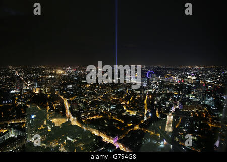 A West Facing View from the Shard of the Light Installation spectra des japanischen Künstlers Ryoji Ikeda, der von den Victoria Tower Gardens in London in den Nachthimmel projiziert wird. Stockfoto