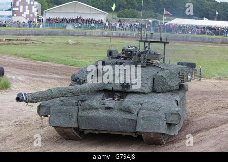 Bovington, Dorset, UK. 25. Juni 2016. Tankfest militärische zeigen. Challenger 2 Main Battle Tank mit Stealth-Decke, von Radar- und Hitze, in der Hauptarena abzuschirmen. Bildnachweis: Colin C. Hill/Alamy Live-Nachrichten Stockfoto