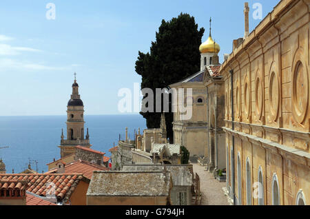 Menton, Frankreich. 6. Juni 2016. Der Turm von Sainte-Michel Kirche über die alte Stadt von Menton, Frankreich, 6. Juni 2016. Die Mauer des Friedhofs Cimetière du Vieux Chateau ist auf der rechten Seite ersichtlich. Foto: SOEREN STACHE/Dpa/Alamy Live News Stockfoto