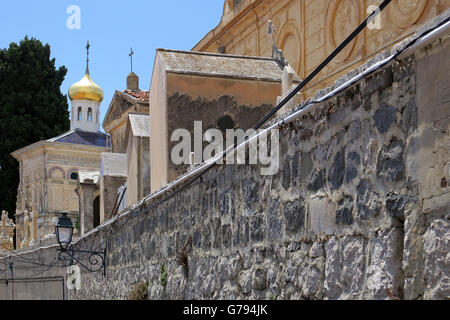 Menton, Frankreich. 6. Juni 2016. Die Mauer des Friedhofs Cimetière du Vieux Chateau in der alten Stadt Menton, Frankreich, 6. Juni 2016. Foto: SOEREN STACHE/Dpa/Alamy Live News Stockfoto