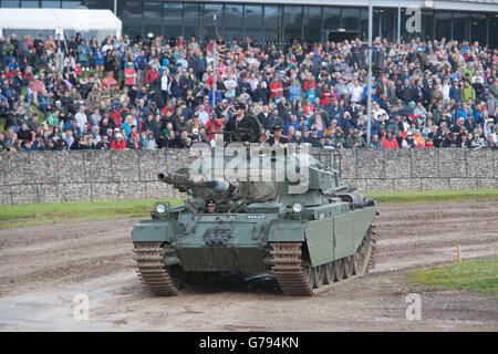 Bovington, Dorset, UK. 25. Juni 2016. Tankfest militärische zeigen. Centurion Mk12 in Hauptarena mit großen Menschenmenge. Veranstaltung war komplett ausverkauft. Bildnachweis: Colin C. Hill/Alamy Live-Nachrichten Stockfoto