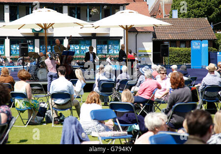 Eastbourne, Vereinigtes Königreich. 25. Juni 2016. Aegon International Eastbourne-Tennis-Turnier, Womens final. Eine Jazzband unterhält die Zuschauer vor den Finalspielen in Devonshire Park. Bildnachweis: Aktion Plus Sport/Alamy Live-Nachrichten Stockfoto