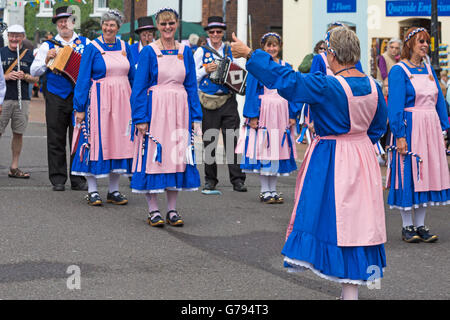 Poole, Dorset, UK. 25. Juni 2016. Kai Cloggies durchführen und unterhalten die Massen mit ihrem Tanz auf Folk Poole Quay Festival Credit: Carolyn Jenkins/Alamy Live News Stockfoto