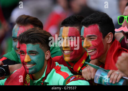 Lens, Frankreich. 25. Juni 2016. Fans von Portugal jubeln vor der Euro 2016 Runde der 16 Fußballspiel zwischen Portugal und Kroatien in Lens, Frankreich, am 25. Juni 2016. Bildnachweis: Tao Xiyi/Xinhua/Alamy Live-Nachrichten Stockfoto