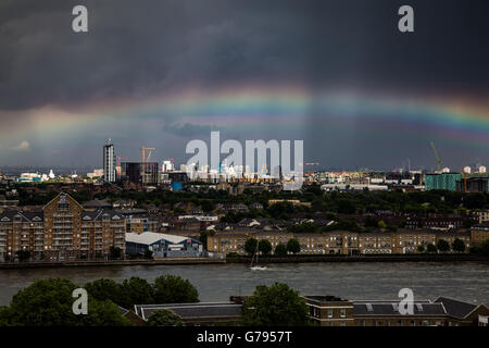 London, UK. 25. Juni 2016. UK-Wetter: Bunte Regenbogen bricht nach einem kurzen Regenschauer über Süd-Ost London und River Thames Credit: Guy Corbishley/Alamy Live News Stockfoto