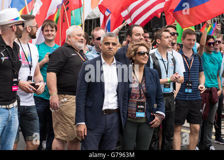 London, UK, 25. Juni 2016. Zentrum von London. Londoner Bürgermeister Sadiq Khan führt der CSD-Parade mit seiner Frau Saadiya Khan. Bildnachweis: Pmgimaging/Alamy Live-Nachrichten Stockfoto