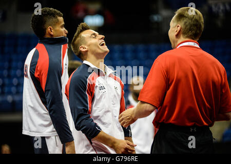 St. Louis, Missouri, USA. 25. Juni 2016. SAM MIKULAK Witze mit seinem Trainer vor der letzten Nacht des Wettbewerbs 2016 statt uns Männer Gymnastik Team Olympiatrials in Chaifetz Arena, St. Louis, Missouri. © Amy Sanderson/ZUMA Draht/Alamy Live-Nachrichten Stockfoto