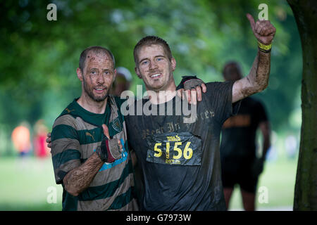 Leeds, UK. 25. Juni 2016. Zwei nasse und schlammige Läufer geben einen Daumen nach oben am Total Warrior Ereignis im Braham Park, Leeds am 25. Juni 2016 Credit: John Hopkins/Alamy Live News Stockfoto