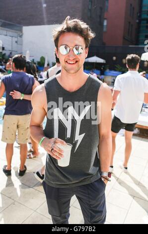 Brooklyn, NY, USA. 24. Juni 2016. Marcel Floruss im Ankunftsbereich für Bar III Sommer Freitag Pool-Party, The McCarren Hotelpool, Brooklyn, NY 24. Juni 2016. © Achim Harding/Everett Collection/Alamy Live-Nachrichten Stockfoto