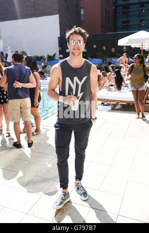 Brooklyn, NY, USA. 24. Juni 2016. Marcel Floruss im Ankunftsbereich für Bar III Sommer Freitag Pool-Party, The McCarren Hotelpool, Brooklyn, NY 24. Juni 2016. © Achim Harding/Everett Collection/Alamy Live-Nachrichten Stockfoto