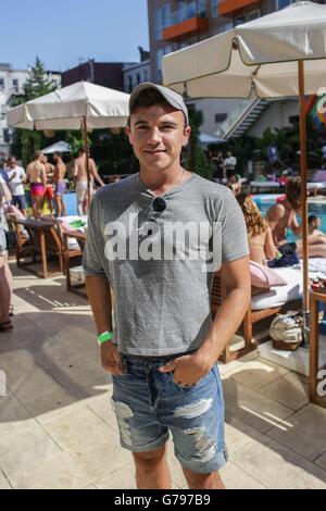 Brooklyn, NY, USA. 24. Juni 2016. Justin Livingston im Ankunftsbereich für Bar III Sommer Freitag Pool-Party, The McCarren Hotelpool, Brooklyn, NY 24. Juni 2016. © Achim Harding/Everett Collection/Alamy Live-Nachrichten Stockfoto