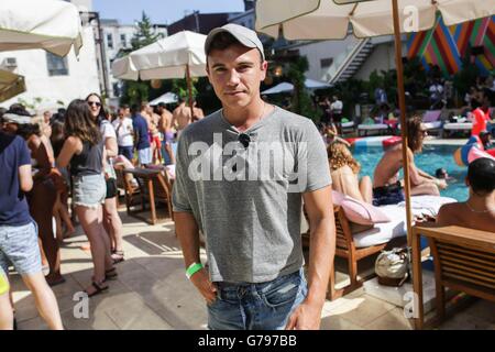 Brooklyn, NY, USA. 24. Juni 2016. Justin Livingston im Ankunftsbereich für Bar III Sommer Freitag Pool-Party, The McCarren Hotelpool, Brooklyn, NY 24. Juni 2016. © Achim Harding/Everett Collection/Alamy Live-Nachrichten Stockfoto