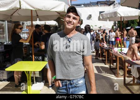 Brooklyn, NY, USA. 24. Juni 2016. Justin Livingston im Ankunftsbereich für Bar III Sommer Freitag Pool-Party, The McCarren Hotelpool, Brooklyn, NY 24. Juni 2016. © Achim Harding/Everett Collection/Alamy Live-Nachrichten Stockfoto