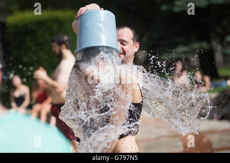 Budapest, Ungarn. 25. Juni 2016. Jugendliche nehmen an einen Wasser-Kampf-Flashmob in Budapest, Ungarn, 25. Juni 2016. Die Veranstaltung wurde von jungen Menschen auf Facebook gegen die Rekord-Hitze zu kämpfen. Bildnachweis: Attila Volgyi/Xinhua/Alamy Live-Nachrichten Stockfoto