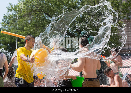 Budapest, Ungarn. 25. Juni 2016. Jugendliche nehmen an einen Wasser-Kampf-Flashmob in Budapest, Ungarn, 25. Juni 2016. Die Veranstaltung wurde von jungen Menschen auf Facebook gegen die Rekord-Hitze zu kämpfen. Bildnachweis: Attila Volgyi/Xinhua/Alamy Live-Nachrichten Stockfoto